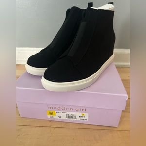 🌞New In Box madden girl Perryy Black Sneakers Size 8.5